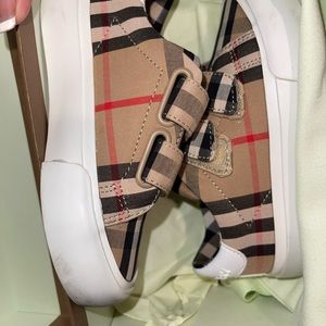 Toddler Burberry shoe size 24